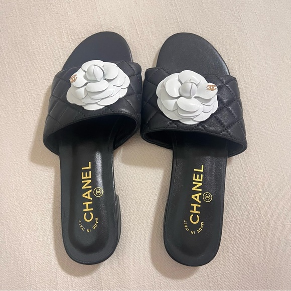 Like CHANEL
Grosgrain Quilted Camellia CC Slides - Picture 1 of 3
